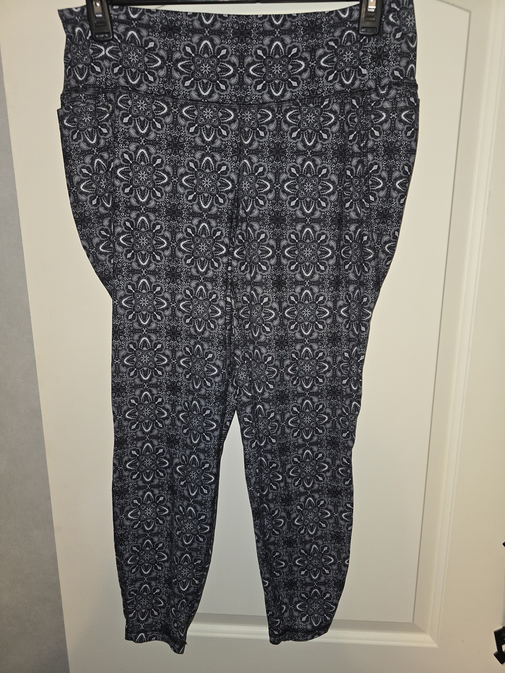 Livi Women’s Printed Stretch Leggings - Gray/White